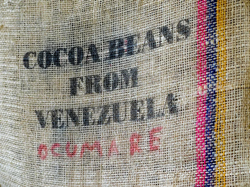 Jutesekk merket «cocoa beans from Venezuela» fylt med kakaobønner