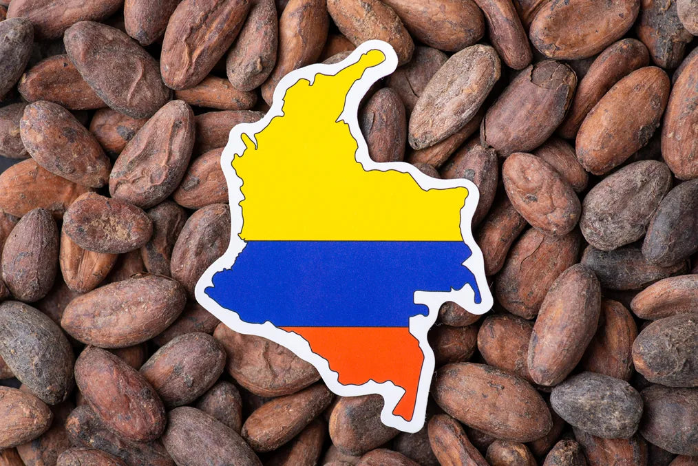 Colombia-formet flaggikon over et lag med tørkede kakaobønner